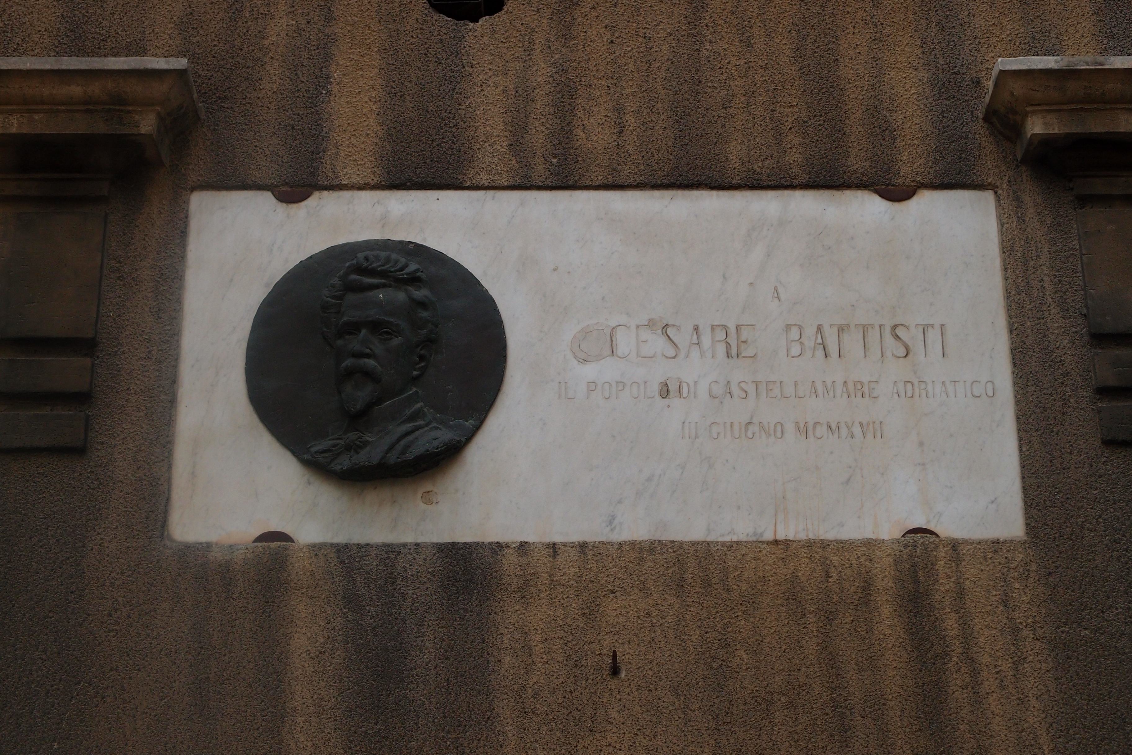 lapide commemorativa, ritratto di Cesare Battisti (lapide commemorativa ai caduti) di Natali Ermanno (sec. XX)