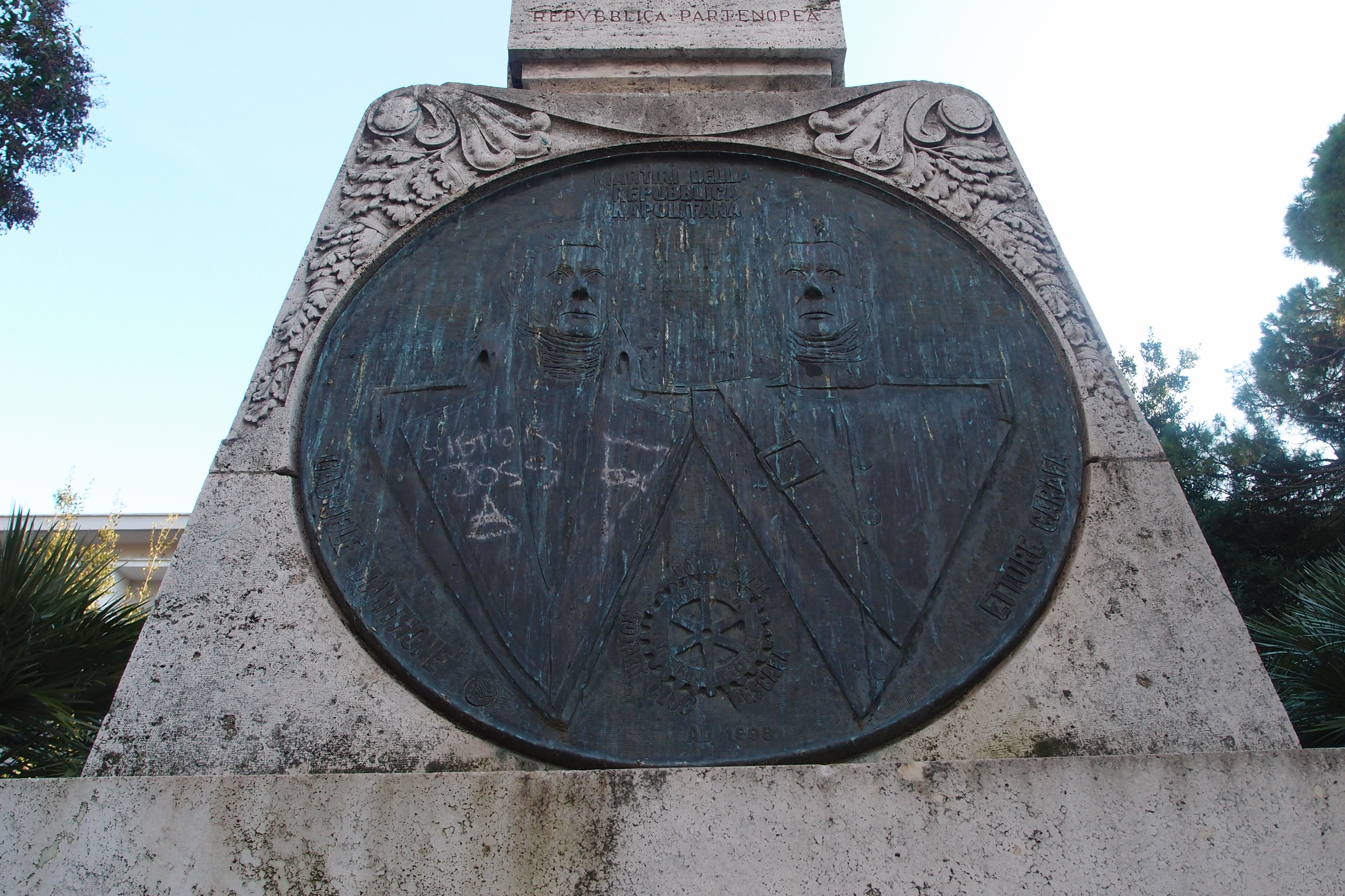 monumento ai martiri della Repubblica Partenopea, doppio ritratto (scultura) - ambito abruzzese (sec. XX)