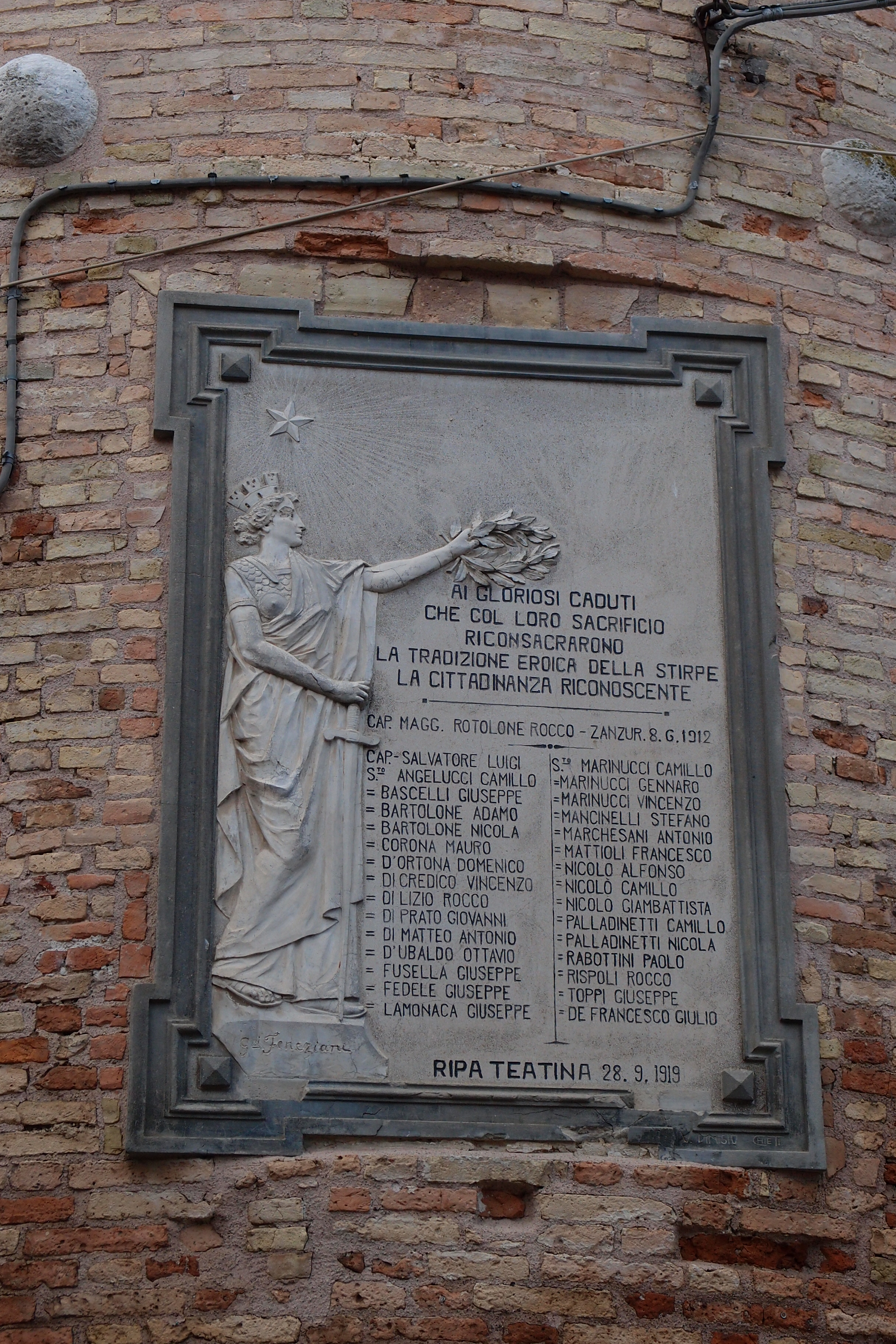 lapide ai caduti, allegoria della Patria che incorona i nomi dei caduti (monumento ai caduti - a lapide) di Feneziani Giovanni, Di Nisio Vincenzo (sec. XX)