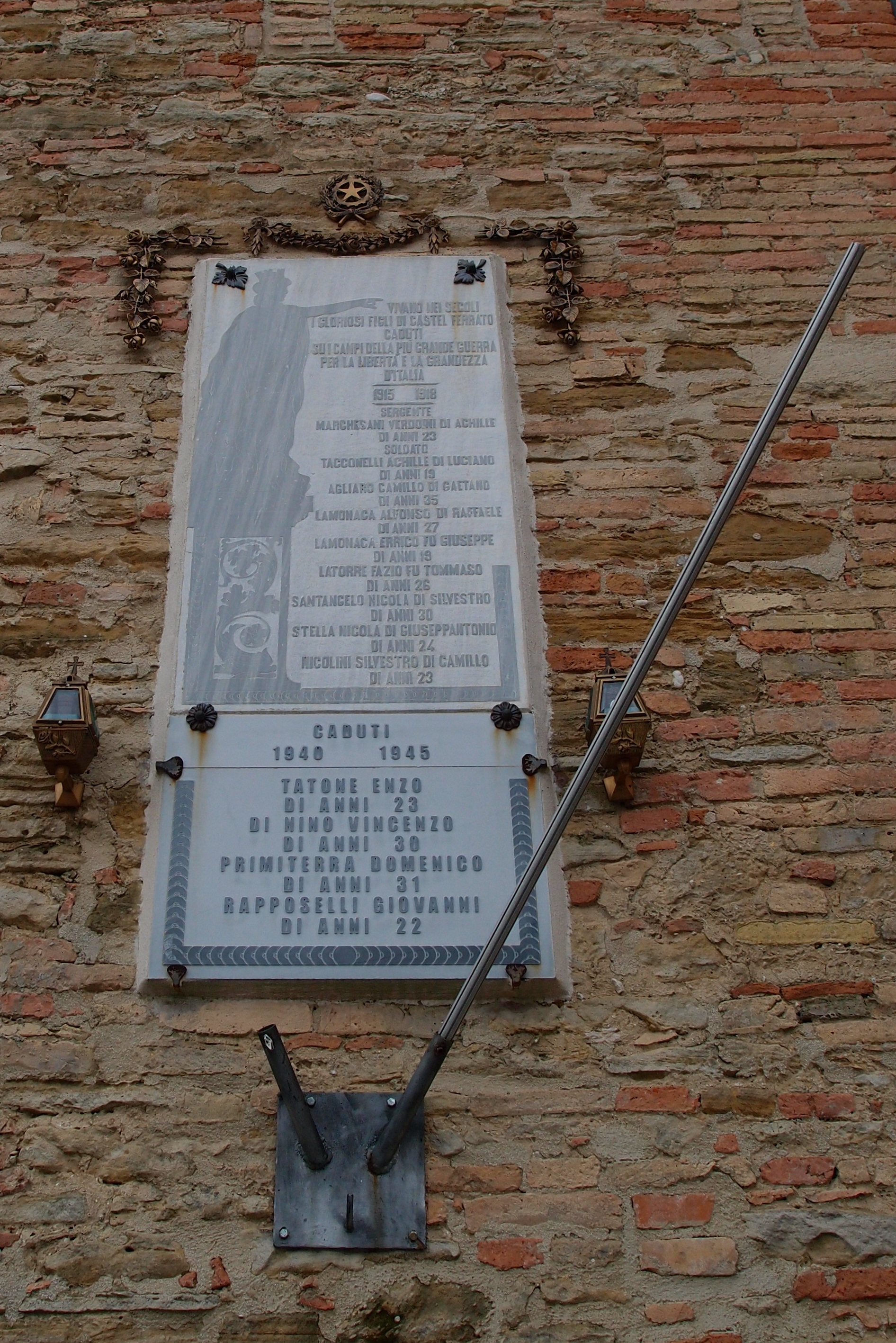 lapide ai caduti, allegoria della Patria (monumento ai caduti - a lapide) di Iezzi Cesare (sec. XX)