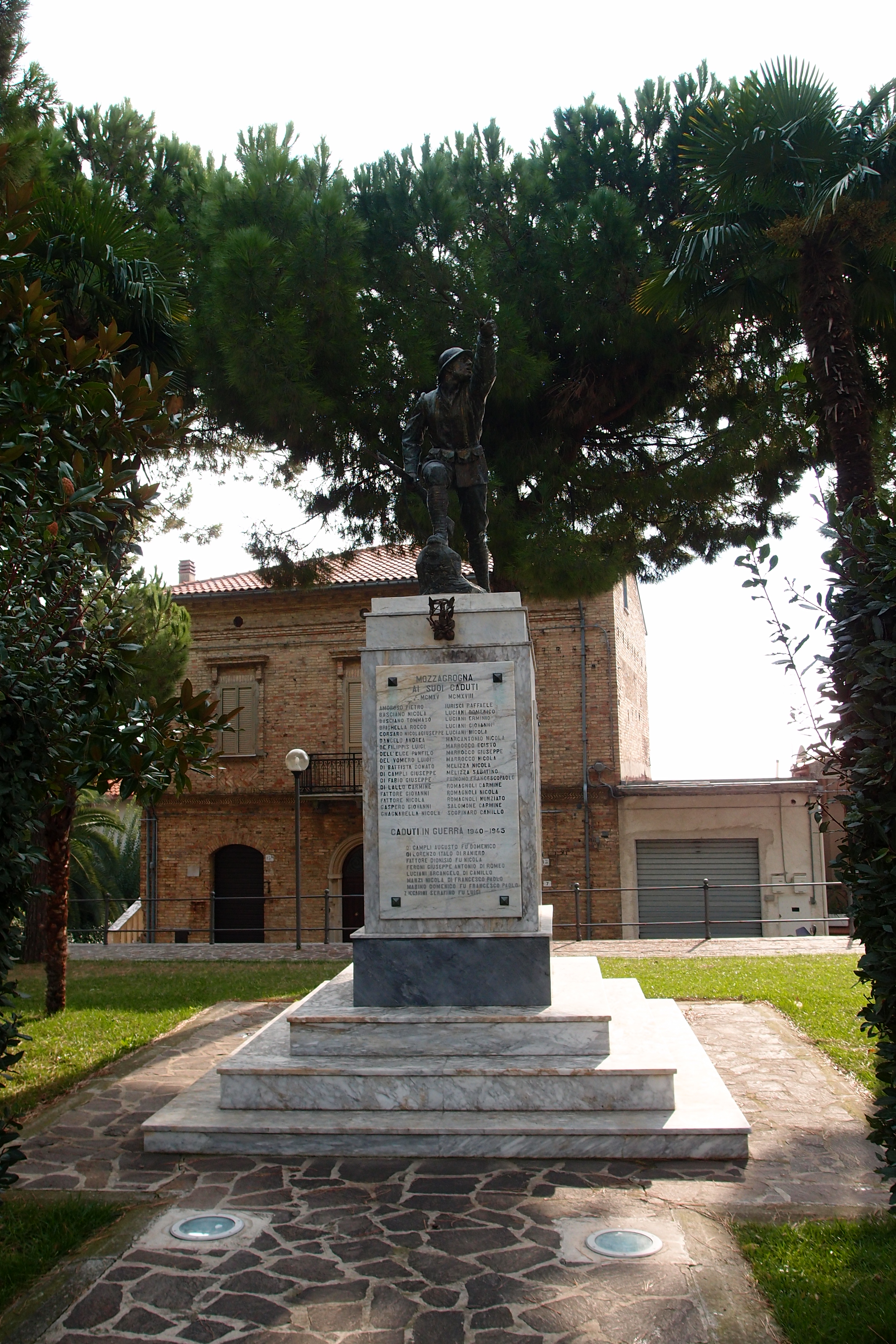 monumento ai caduti, figura di soldato in combattimento (monumento ai caduti - a basamento) - ambito abruzzese (sec. XX)