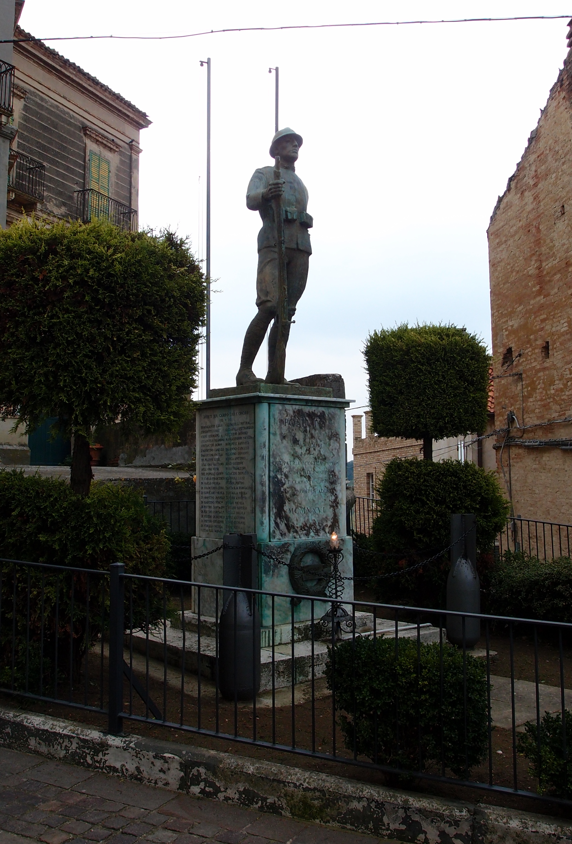 monumento ai caduti, figura di soldato (monumento ai caduti - a basamento) - ambito abruzzese (sec. XX)