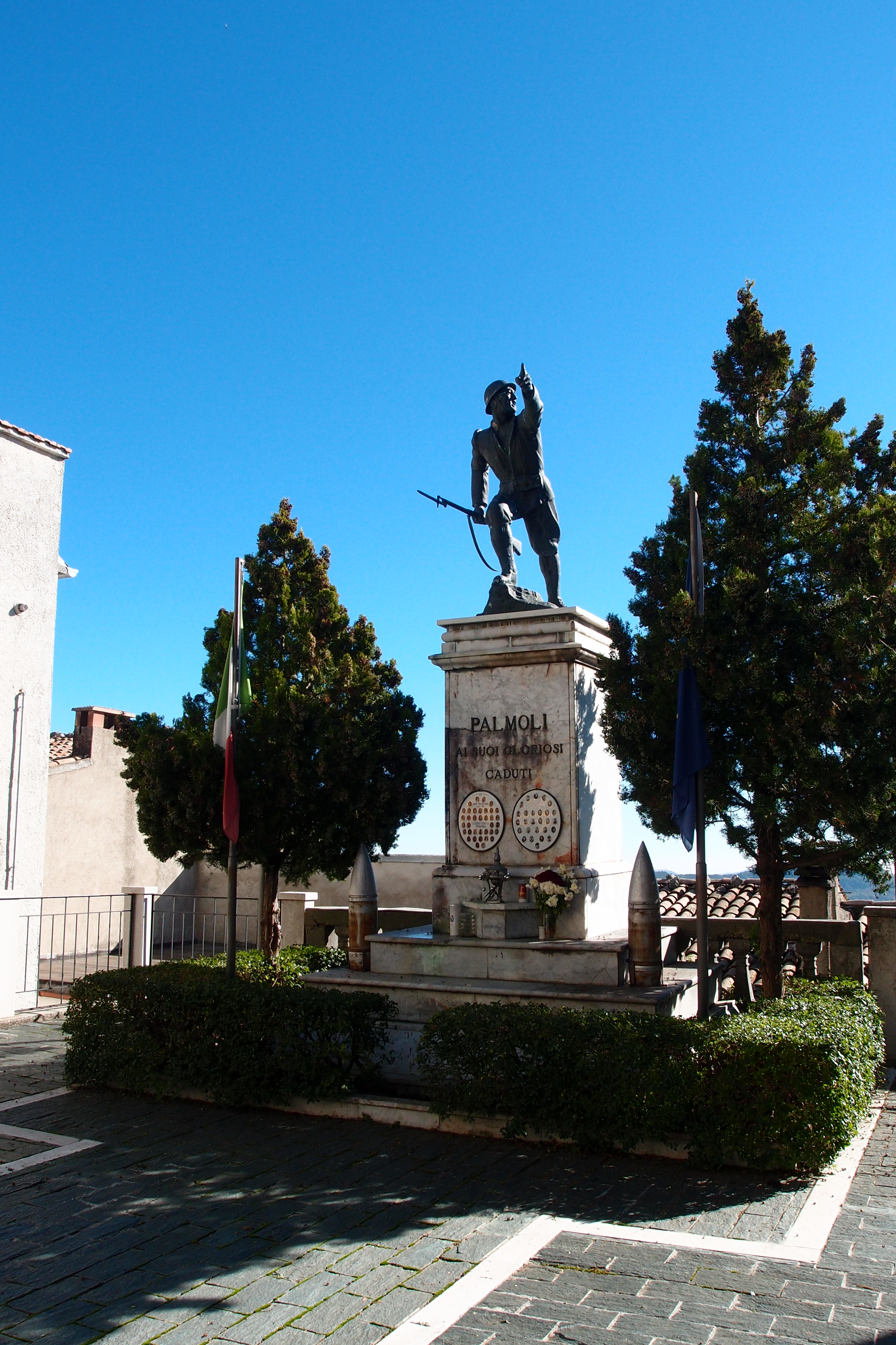 monumento ai caduti, figura di soldato in combattimento (monumento ai caduti - a basamento) - ambito abruzzese (sec. XX)
