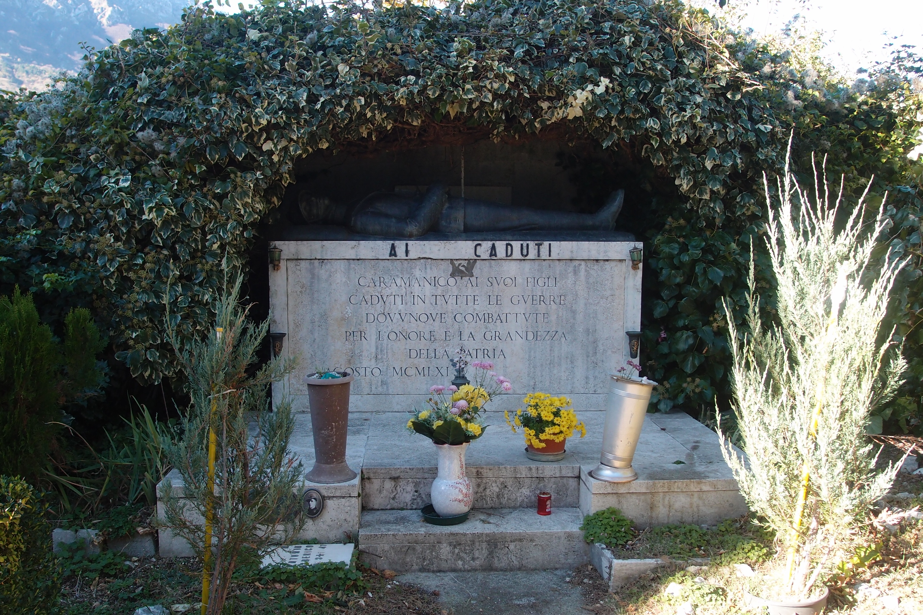monumento ai caduti, figura di soldato morto (monumento ai caduti - ad ara) di D'Antino Nicola (sec. XX)