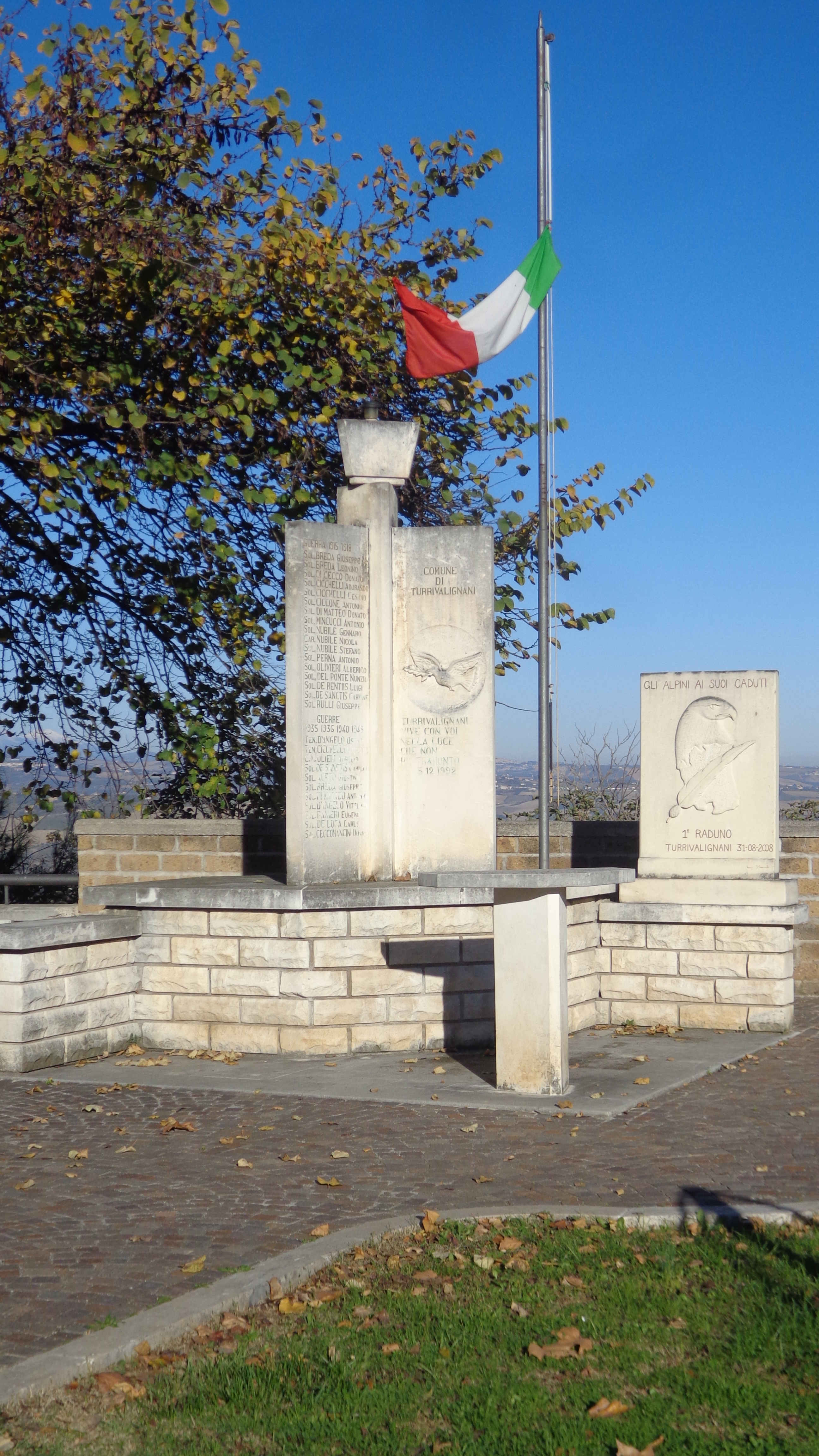 monumento ai caduti, allegoria della Pace come colomba (monumento ai caduti) di Aceto Sante (sec. XX)