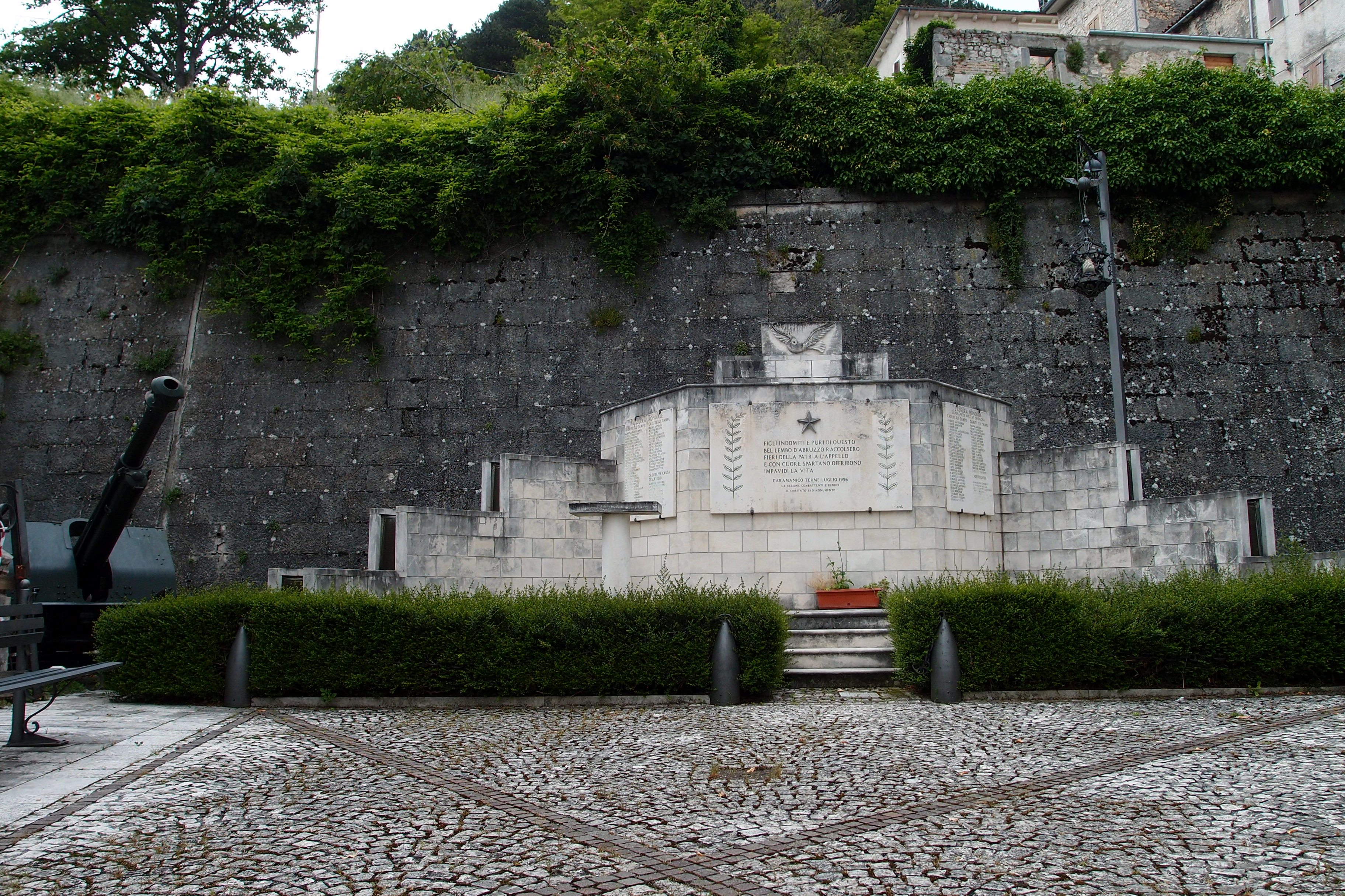 monumento ai caduti, allegoria della Pace come colomba (monumento ai caduti) di Aceto Sante (sec. XX)