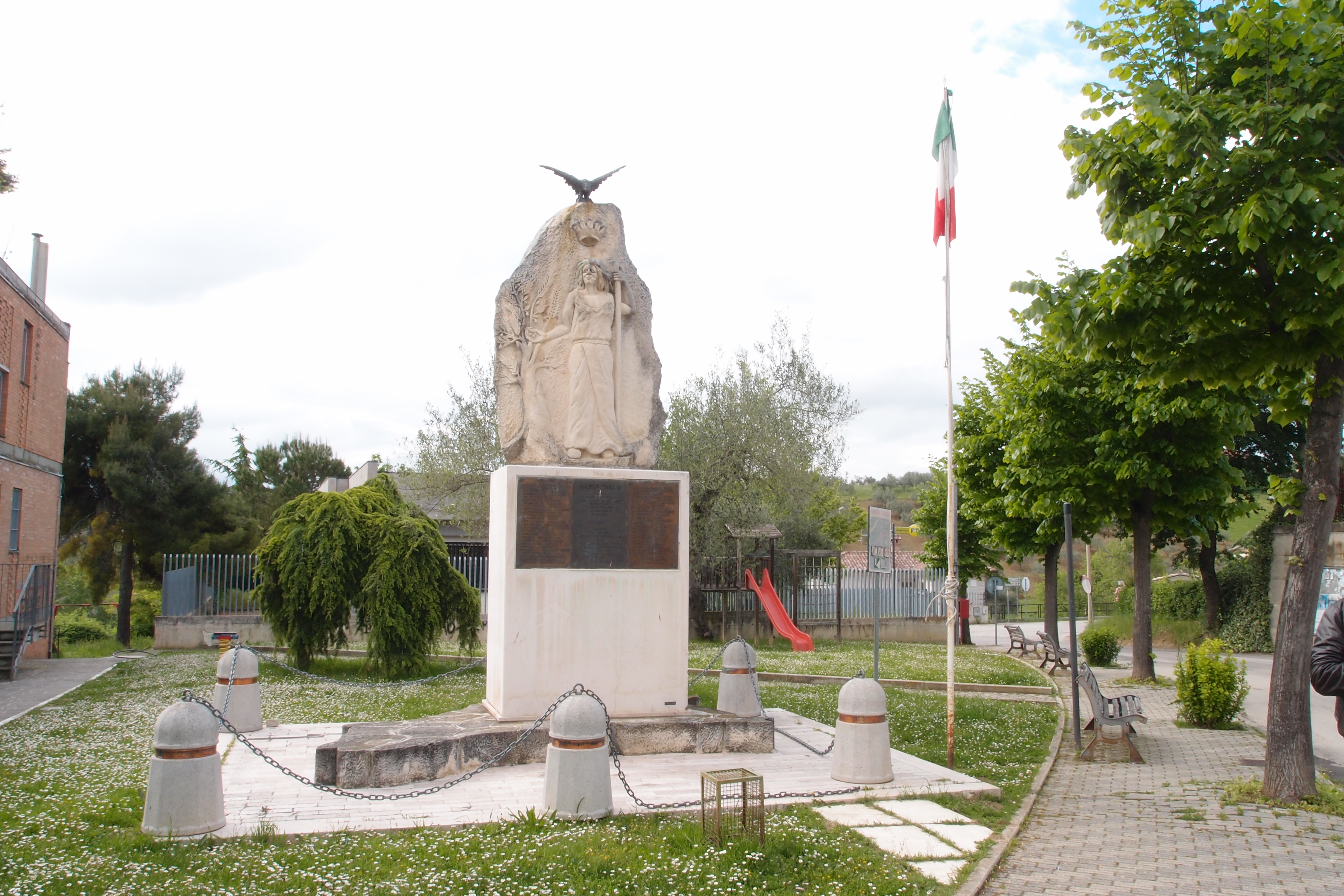 monumento ai caduti, allegoria della Patria, allegoria della Vittoria come aquila (monumento ai caduti) di Fonderie Marinelli (sec. XX)