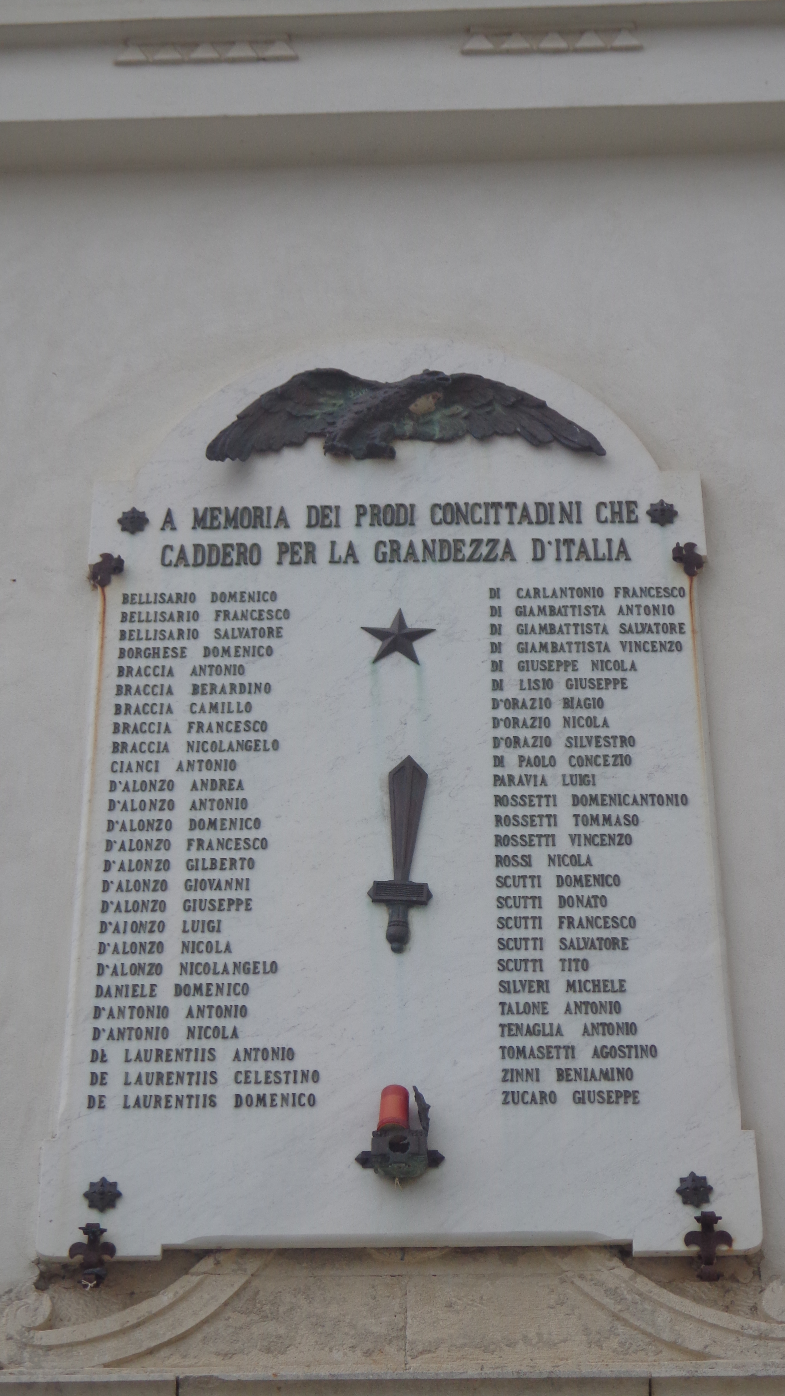 allegoria della Vittoria come aquila (monumento ai caduti - a lapide) - ambito abruzzese (sec. XX)
