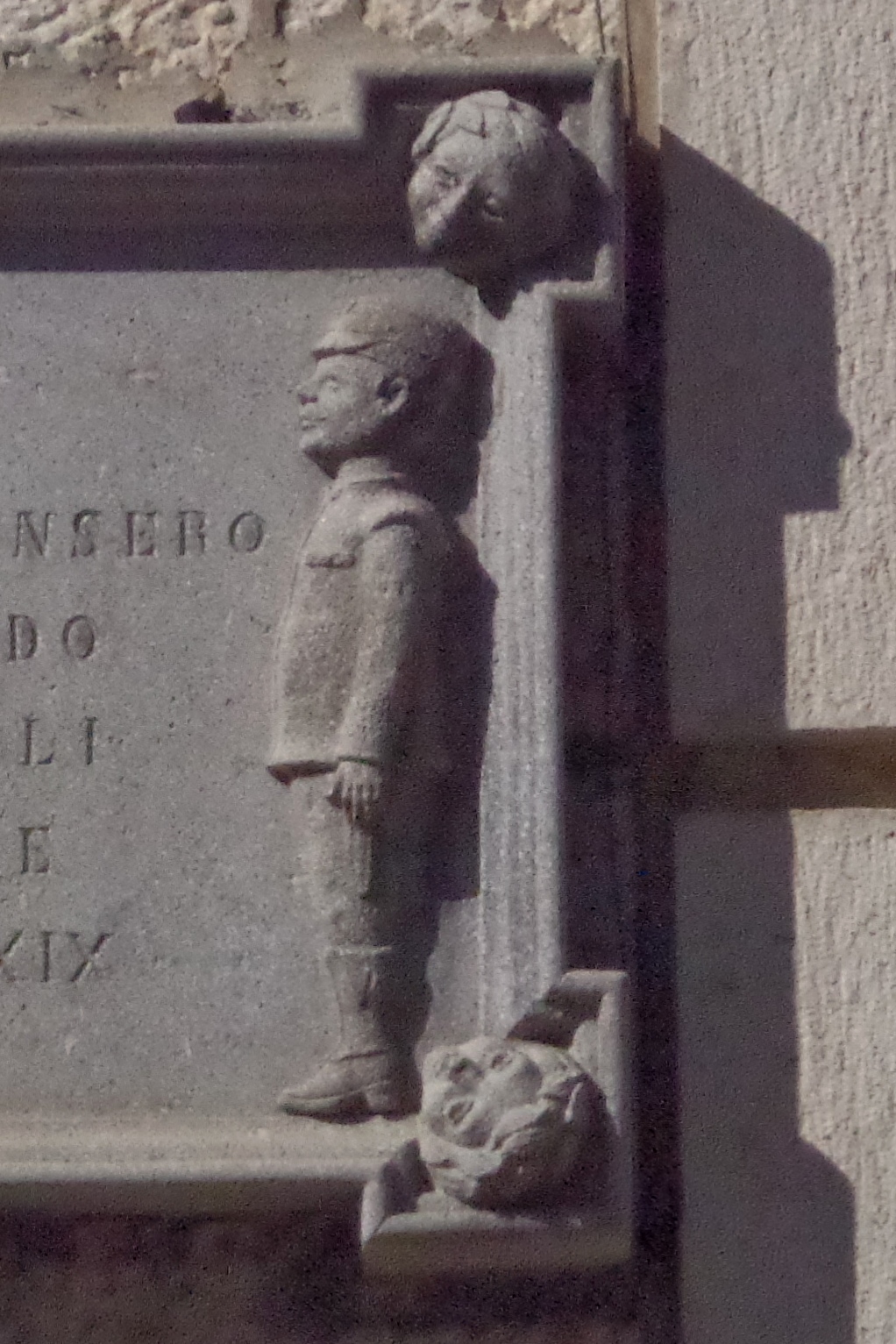 figura di soldato (lapide commemorativa ai caduti) - ambito abruzzese (sec. XX)