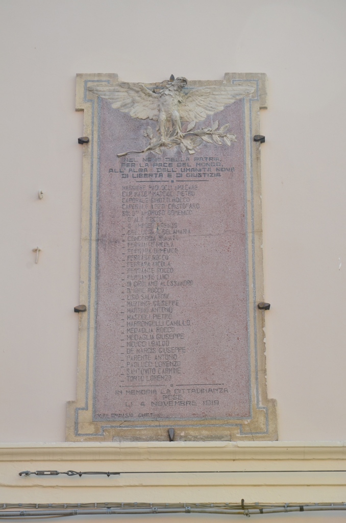 allegoria della vittoria come aquila (monumento ai caduti - a lapide) di Di Nisio Vincenzo (attribuito) (sec. XX)