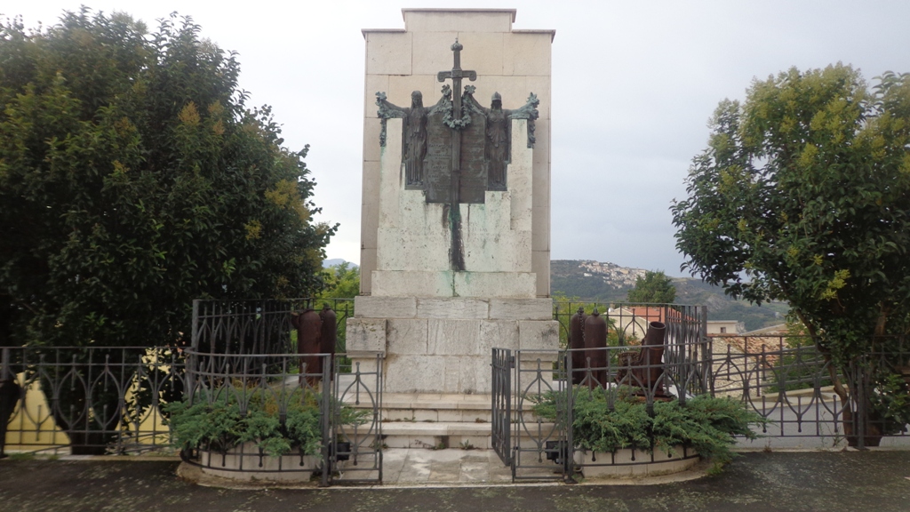 allegoria della vittoria come donna armata (monumento ai caduti - a stele) di Pardo Vito (attribuito) (sec. XX)