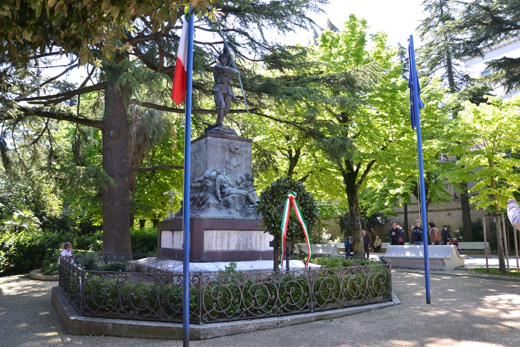 figura di soldato che porta la bandiera, allegoria della morte del soldato (monumento ai caduti - a basamento) di Canonica Pietro (sec. XX)