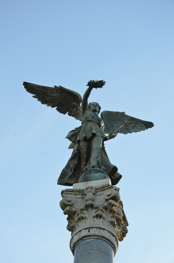 allegoria della vittoria, allegoria della vittoria come aquila (monumento ai caduti - a colonna) di Ditta Liberato Scioli (sec. XX)
