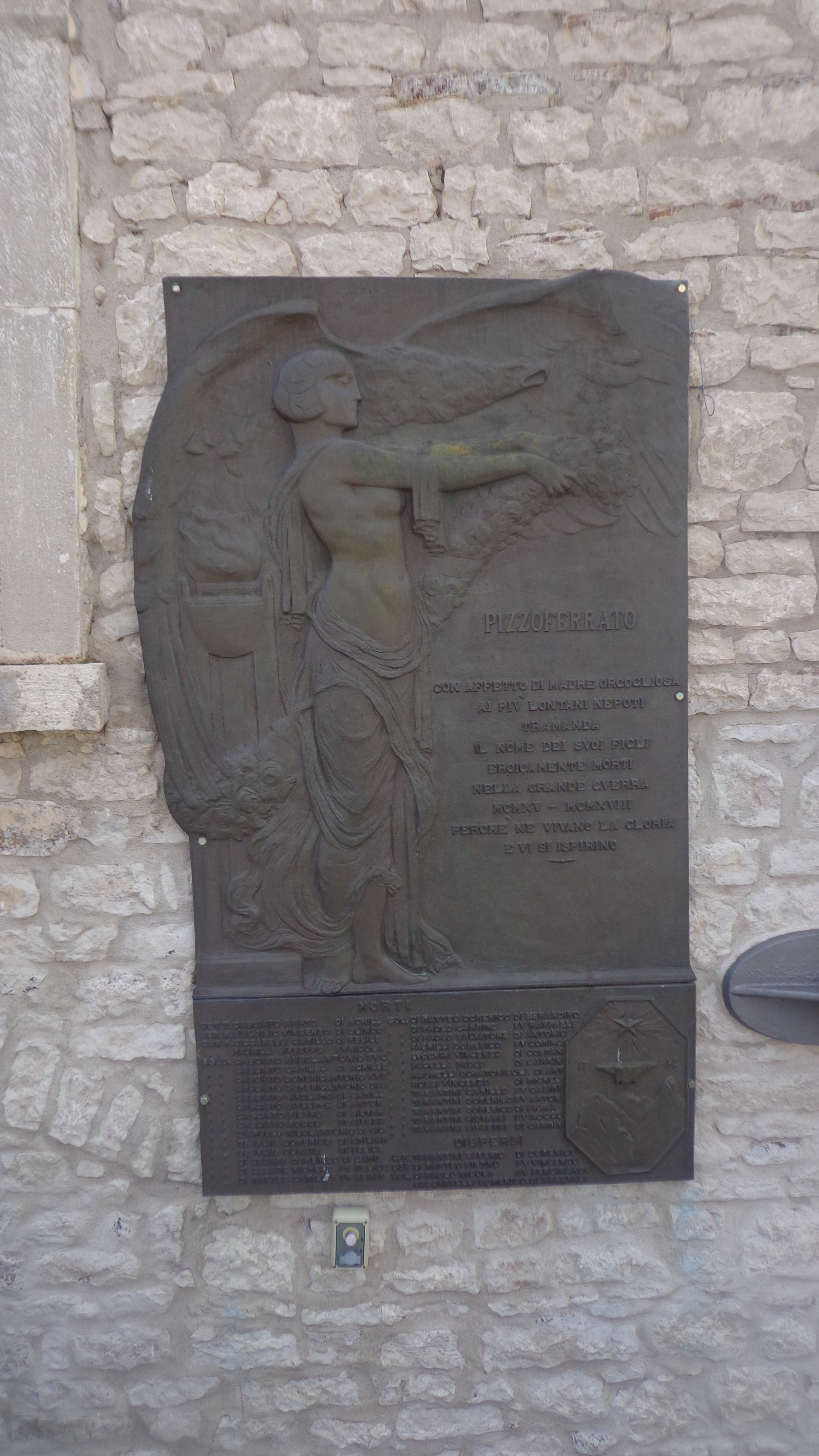allegoria della vittoria come aquila (monumento ai caduti - a lapide) di Tamagnini Torquato (bottega) (sec. XX)