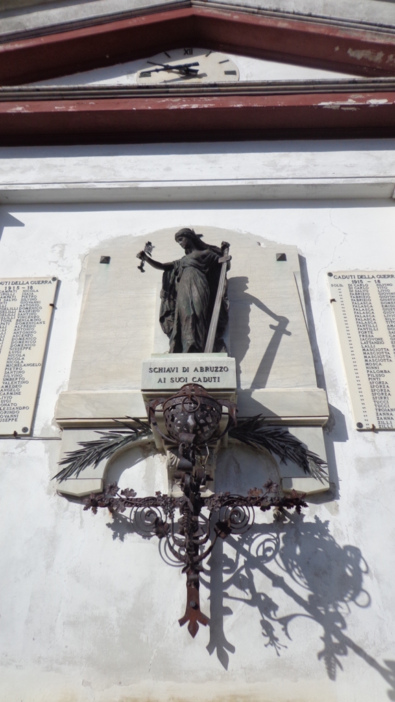 Allegoria della patria (monumento ai caduti - a lapide) di Ciocchetti Giuseppe (attribuito) (sec. XX)