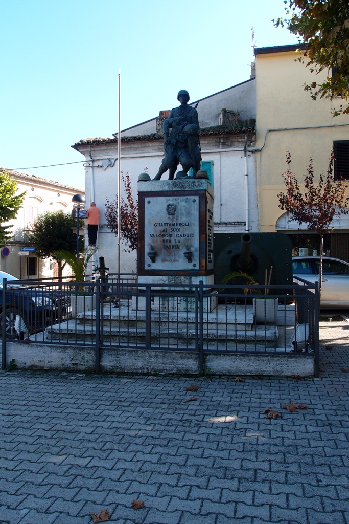 allegoria della morte del soldato (monumento ai caduti - a basamento) di Fonderia Artistica G. Curti (sec. XX)