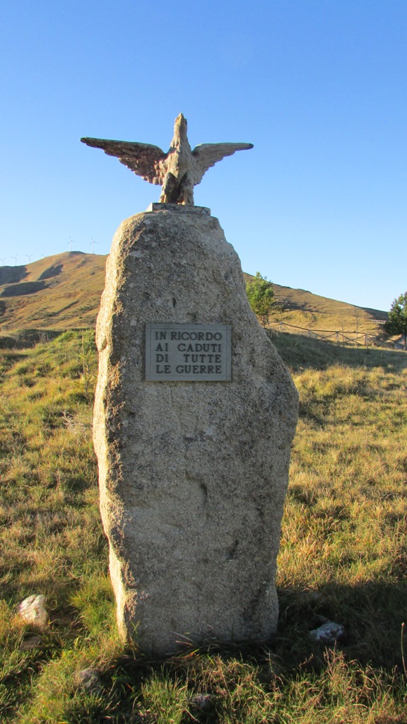 allegoria della vittoria come aquila (monumento ai caduti - a cippo) - ambito abruzzese (sec. XX, sec. XX)