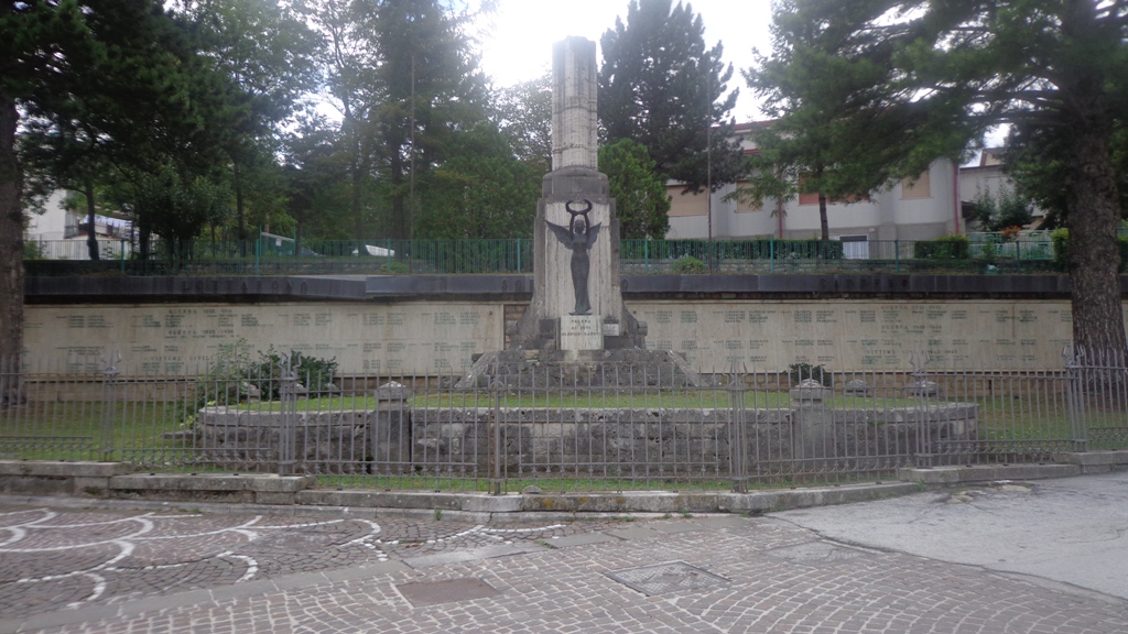 allegoria della vittoria (monumento ai caduti - a colonna spezzata) - ambito italiano (sec. XX, sec. XX)
