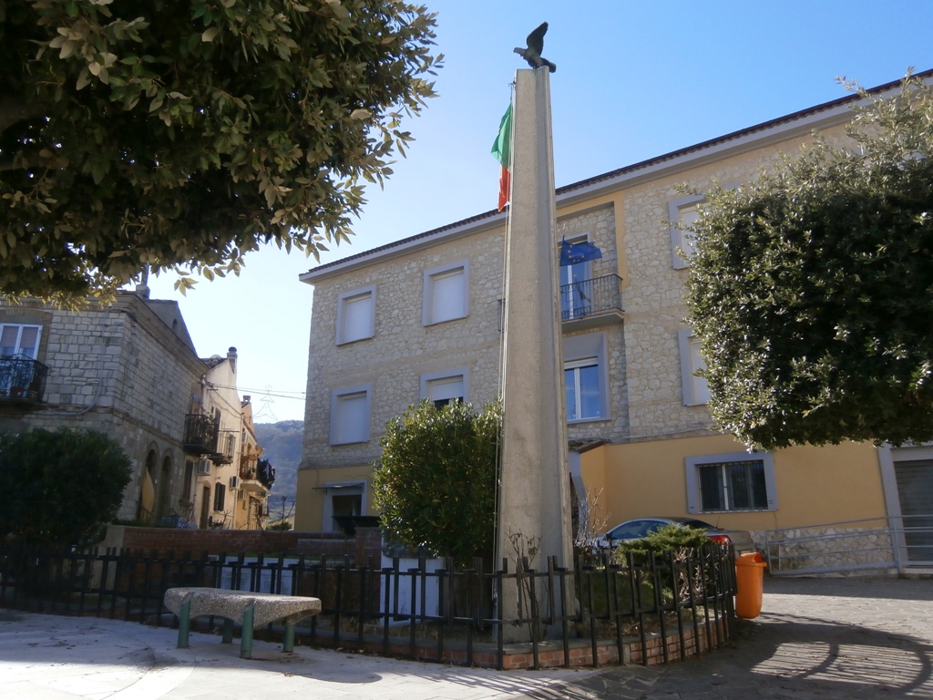 allegoria della vittoria come aquila, figura di soldato che porta la bandiera (monumento ai caduti - ad obelisco) - ambito abruzzese (sec. XX)