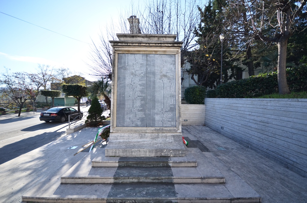 monumento ai caduti - a tempietto di Lamura Bernabeo Oscar (sec. XX)