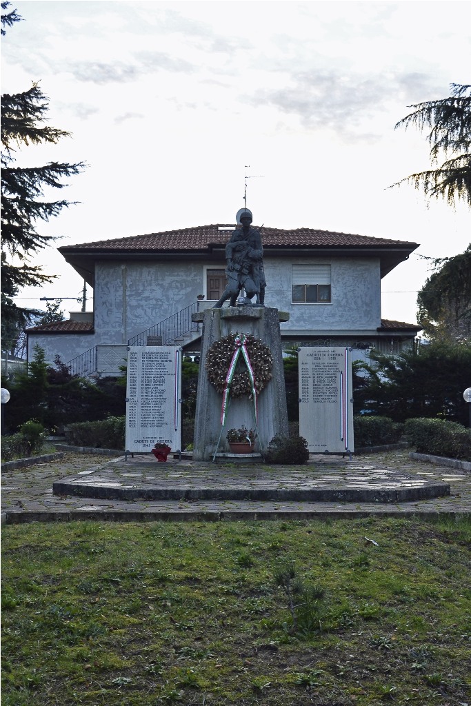 Allegoria della morte del soldato (monumento ai caduti - a basamento) di Fonderia Artistica G. Curti - ambito italiano (sec. XX, sec. XX, sec. XX)