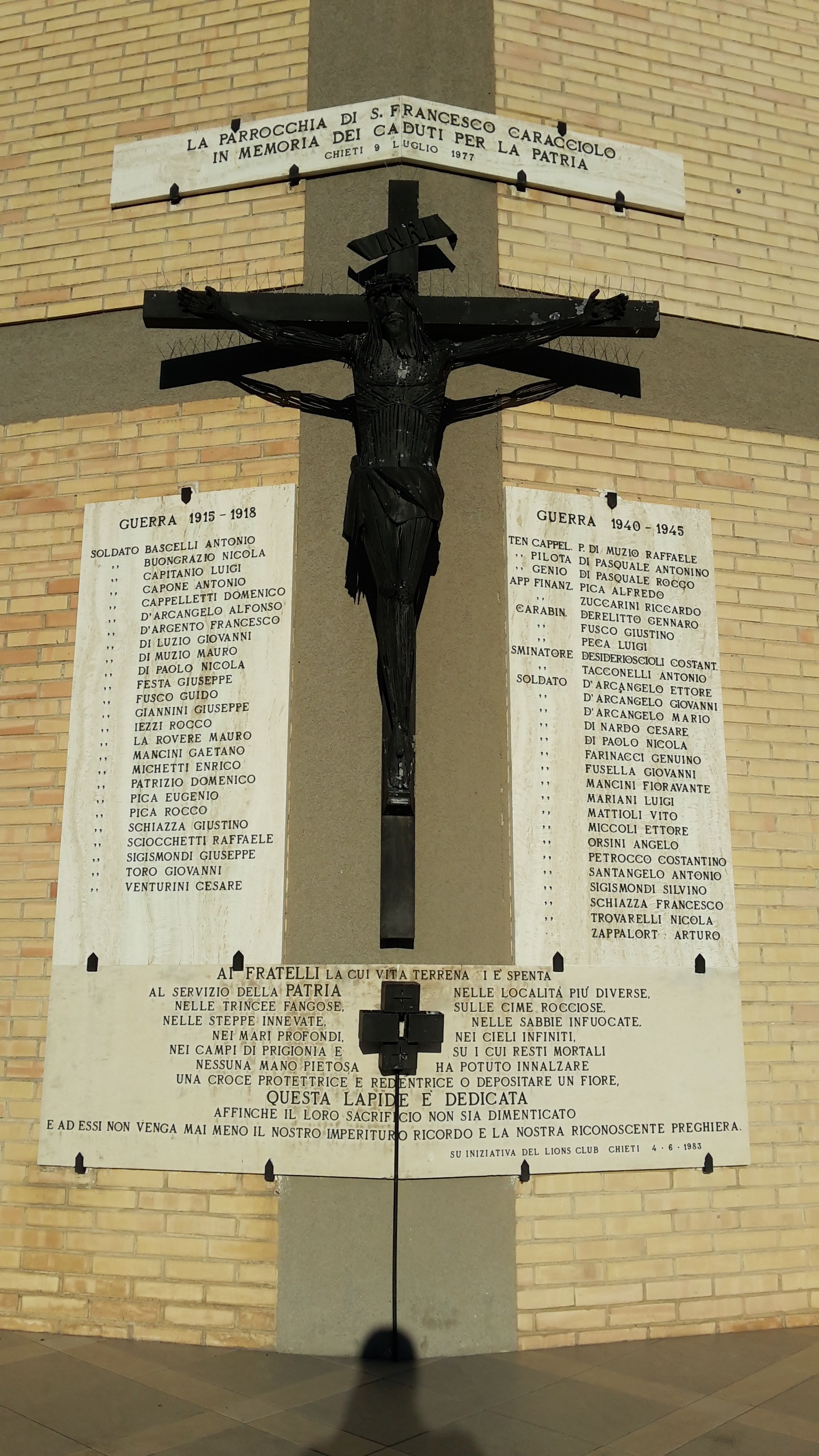 Crocifissione (monumento ai caduti - a lapide) - ambito abruzzese (sec. XX, sec. XX)