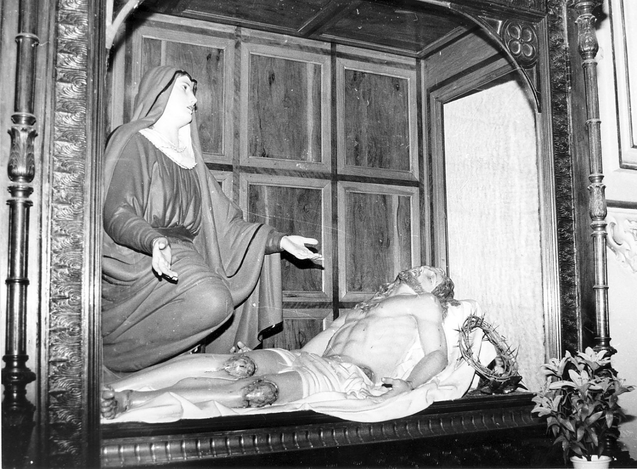 pietà (gruppo scultoreo, opera isolata) - bottega calabrese (fine sec. XIX)