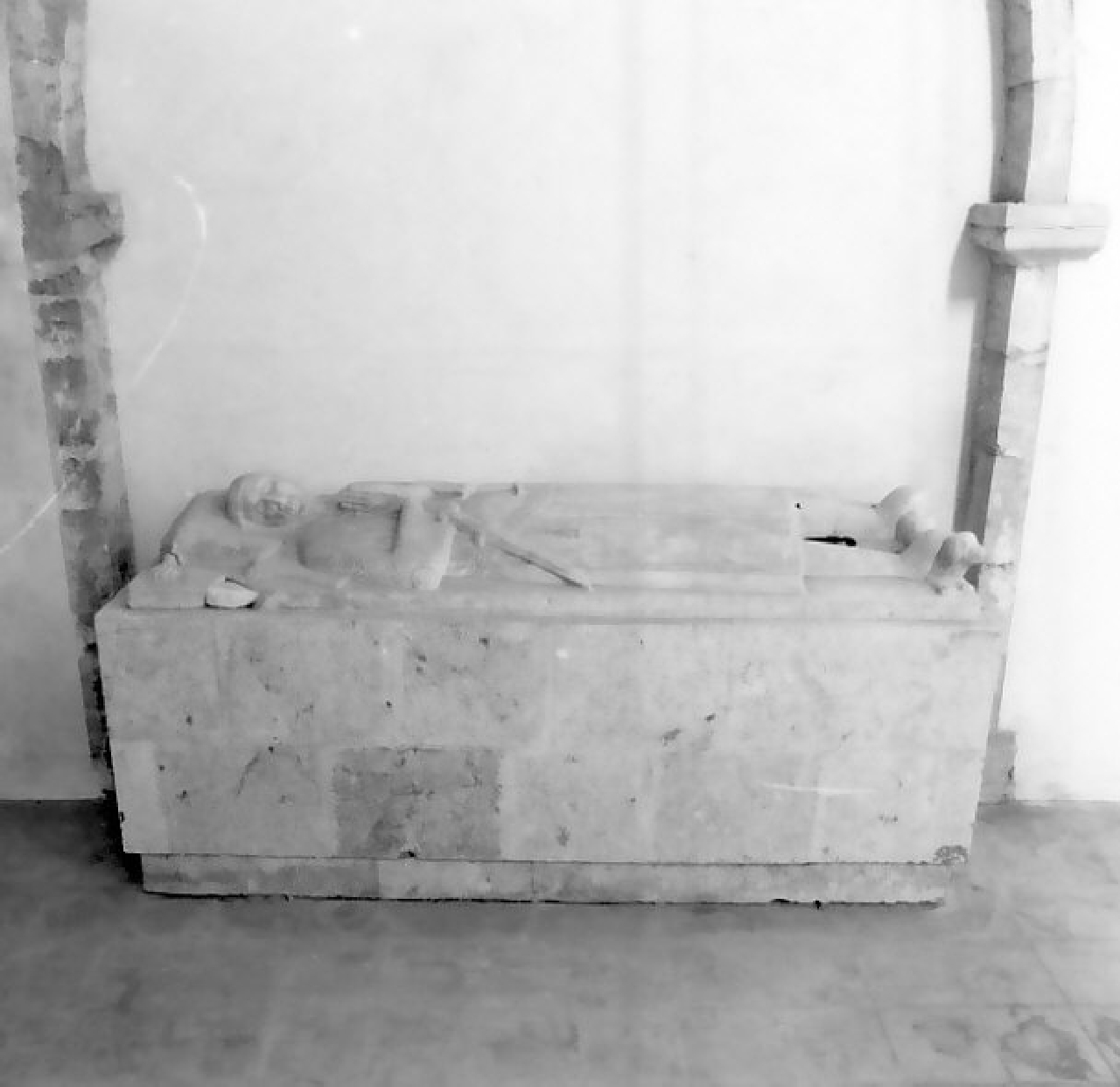 Sarcofago di familiare dei Sangineto (coperchio di sarcofago, opera isolata) - ambito angioino (prima metà sec. XIV)