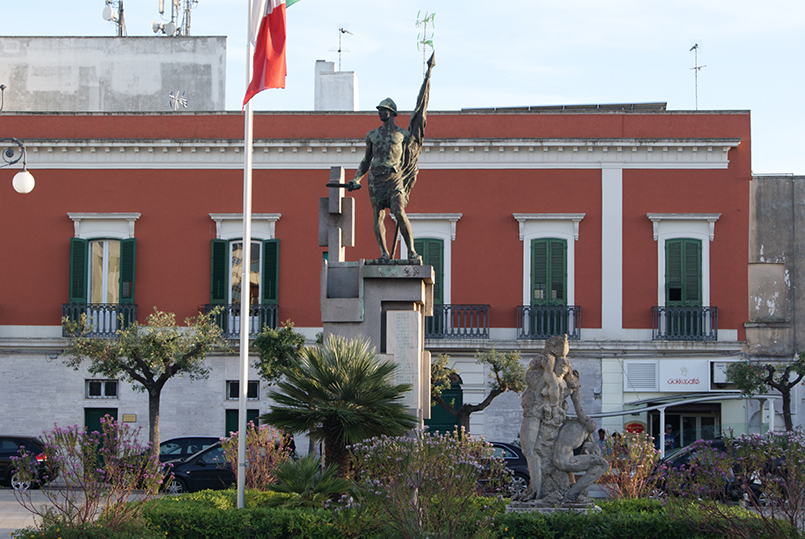 figura di soldato con la bandiera (monumento ai caduti - a cippo) di Giurgola Raffaele (XX)