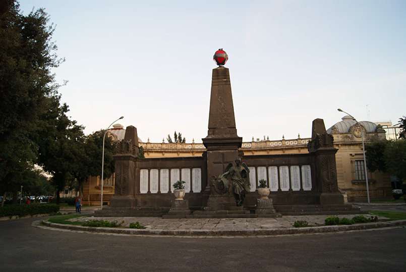 allegoria della Vittoria come donna vestita all'antica (monumento ai caduti - ad ara) di Maccagnani Eugenio, Bruno A (prima metà XX)