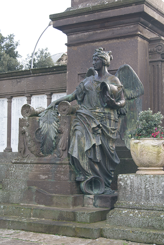 allegoria della Vittoria come donna vestita all'antica (monumento ai caduti - ad ara) di Maccagnani Eugenio, Bruno A (prima metà XX)