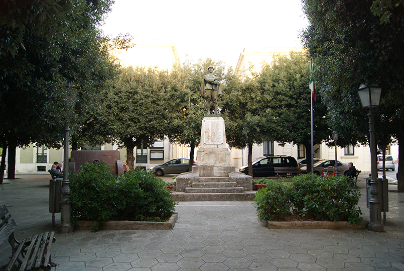 figura di soldato: fante (monumento ai caduti - a cippo) di Giurgola Raffaele (prima metà XX)