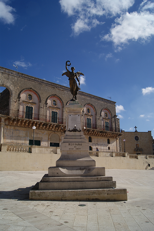 allegoria della Vittoria come donna vestita all'antica (monumento ai caduti - a cippo) di Bortone Antonio (XX)