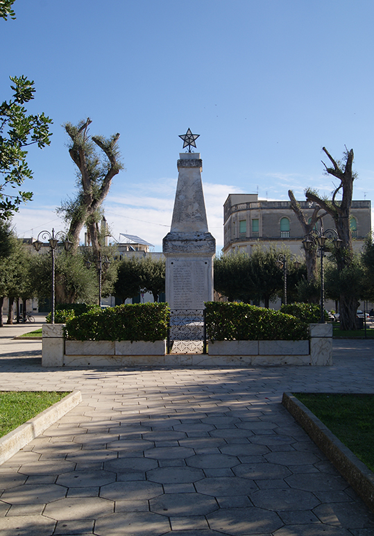 allegoria della Patria (monumento ai caduti - a obelisco) di Luceri C, Sisinni Nino (prima metà XX)