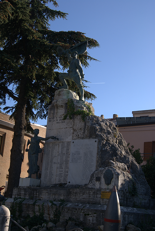 figura di soldato che porta la bandiera (monumento ai caduti - a cippo) (XX)