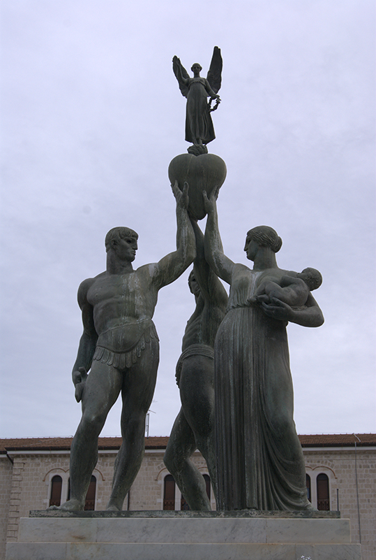 allegoria della Vittoria (monumento ai caduti - a fontana) di Cataldi Amleto (XX)