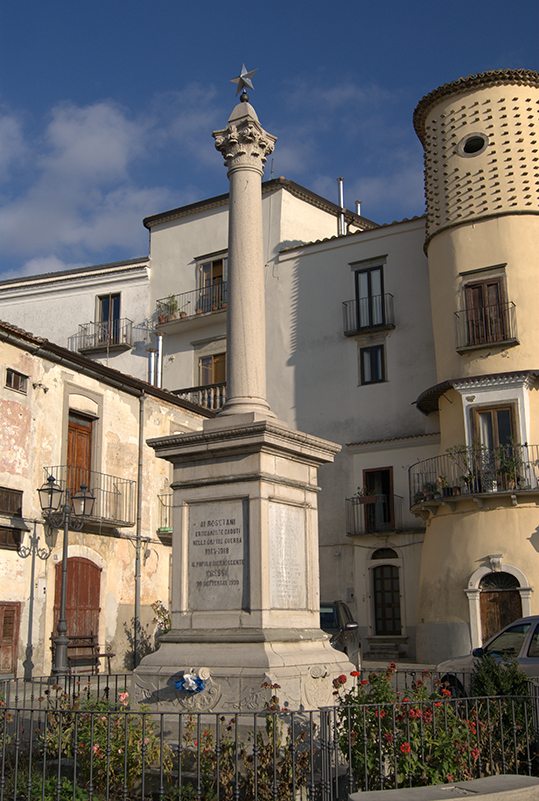 allegoria della Patria (monumento ai caduti - a colonna) di Bozzelli Valentino (XX)