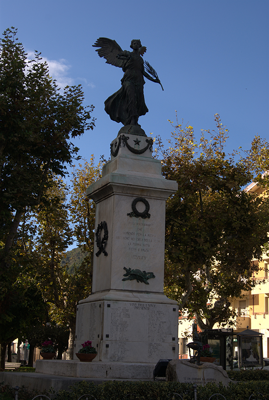 allegoria della Vittoria come donna vestita all'antica (monumento ai caduti - a cippo) di De Luca Luigi (XX)