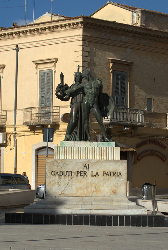 allegoria della Patria che premia un soldato (monumento ai caduti - a cippo) di Cataldi Amleto (XX)