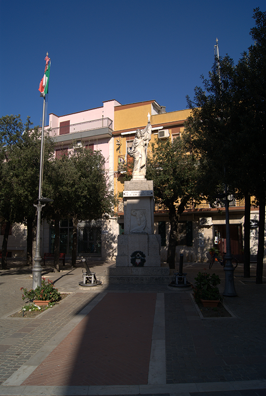 allegoria della Patria (monumento ai caduti - a cippo) di Nordico Giulio (XX)