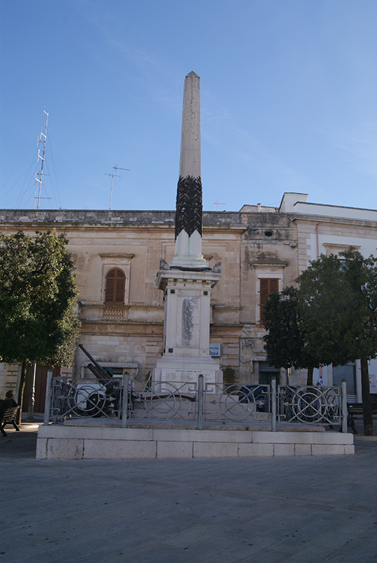 allegoria della Patria (monumento ai caduti - a obelisco) di Laricchia Giovanni, Curri Antonio (XX)