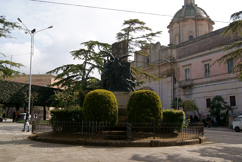 allegoria della Vittoria (monumento ai caduti - a colonna spezzata) di Zocchi Arnaldo, Fonderia Laganà (XX)