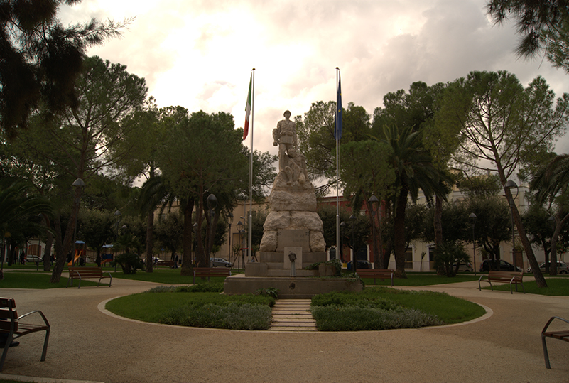 figura del soldato con allegoria della Vittoria (monumento ai caduti - a cippo) (XX)