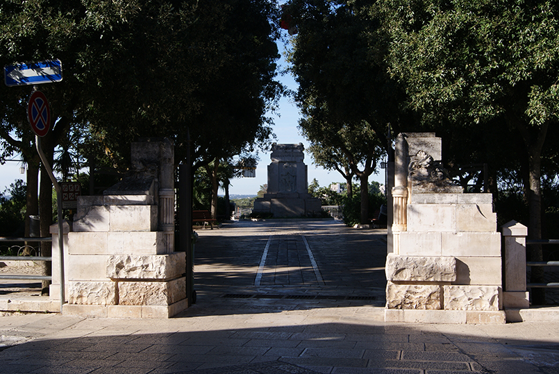 allegoria della Vittoria che premia un soldato (monumento ai caduti - a cippo) (XX)