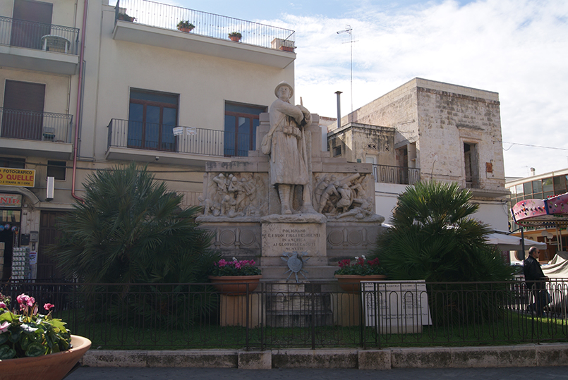 figura di soldato: fante (monumento ai caduti - ad ara) di Dioguardi Saverio (XX)