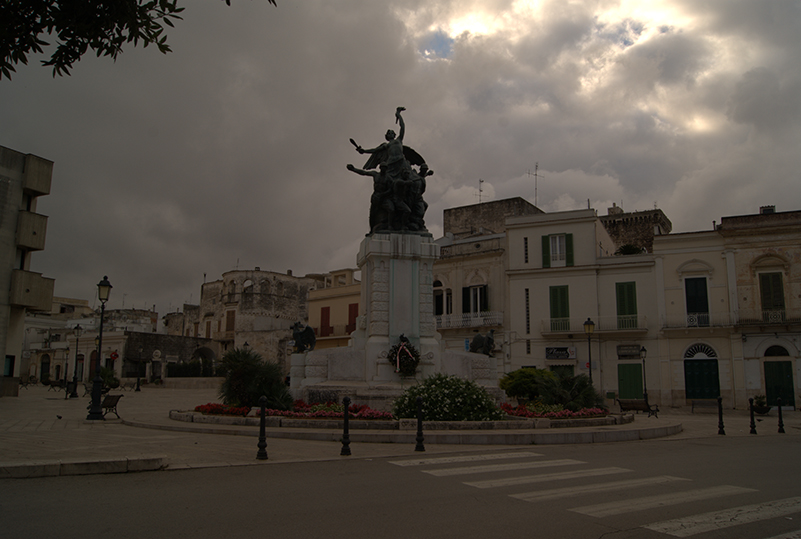 figura di soldato con allegoria della Vittoria (monumento ai caduti - a cippo) di De Bellis Vitantonio (XX)