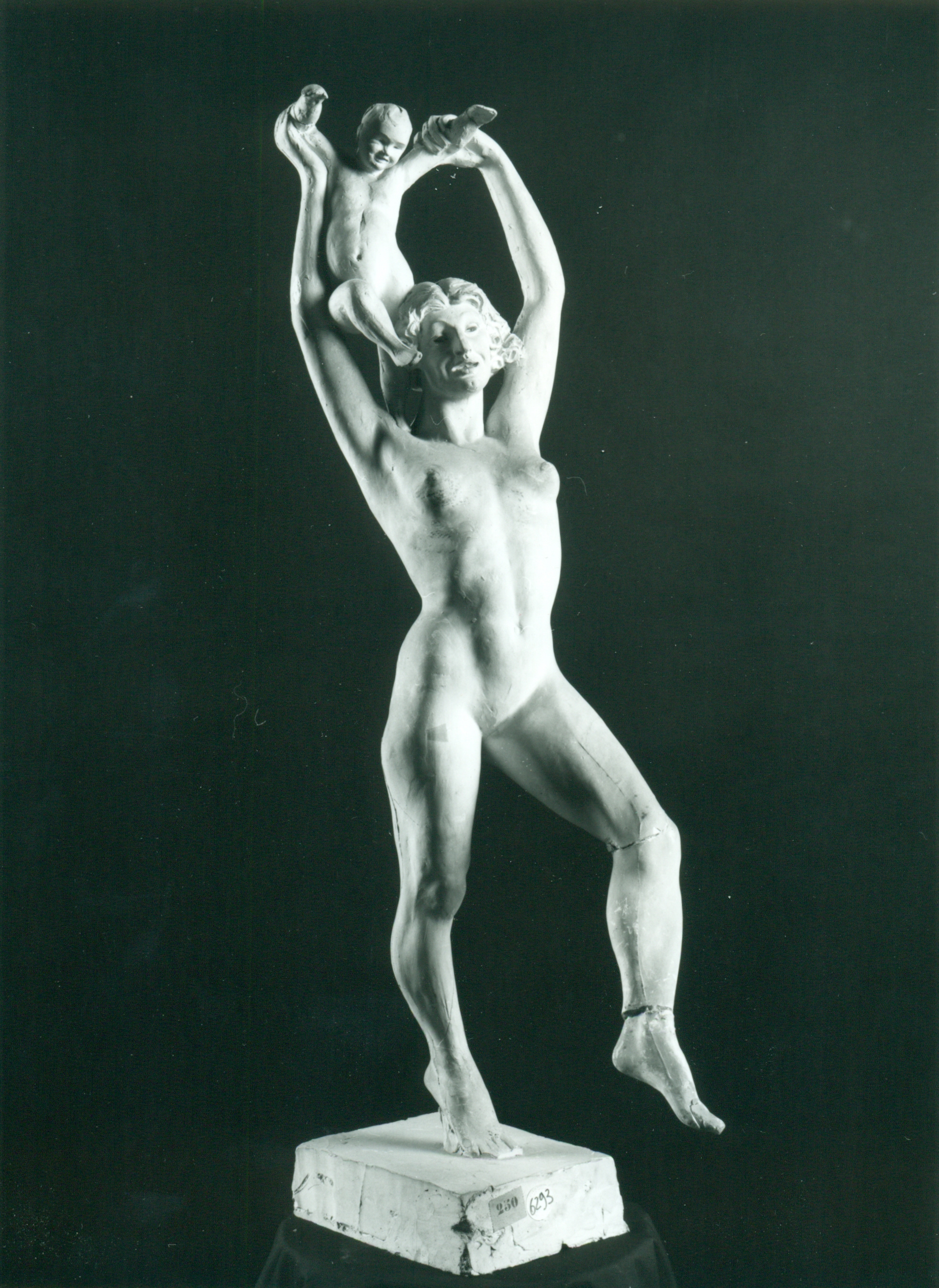 Nudo femminile danzante con putto, Figura femminile con angelo (scultura, opera isolata) di Hendrik Christian Andersen (prima metà XX)