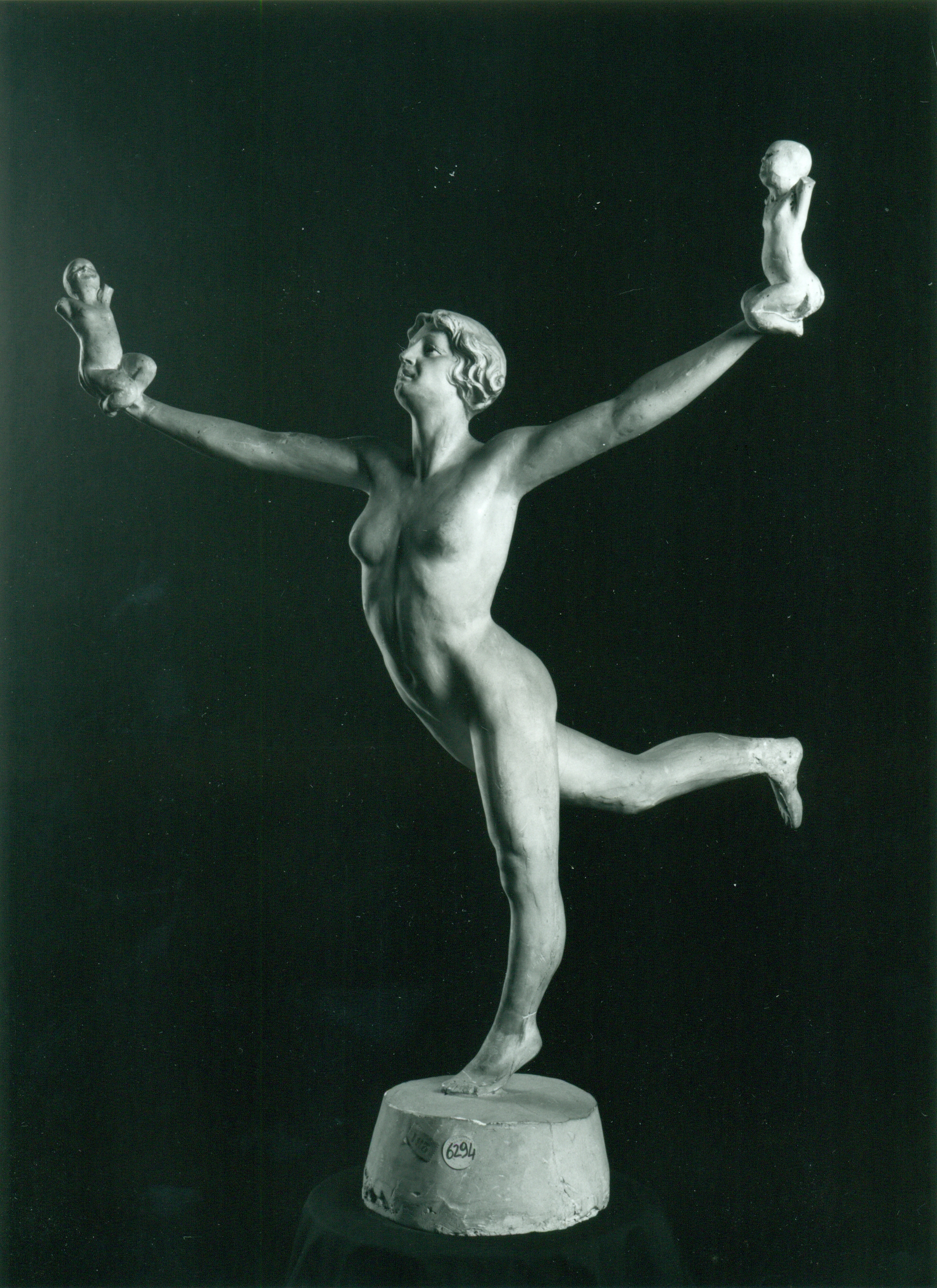 Nudo femminile danzante con due putti, Figura femminile con angeli (scultura, opera isolata) di Hendrik Christian Andersen (prima metà XX)