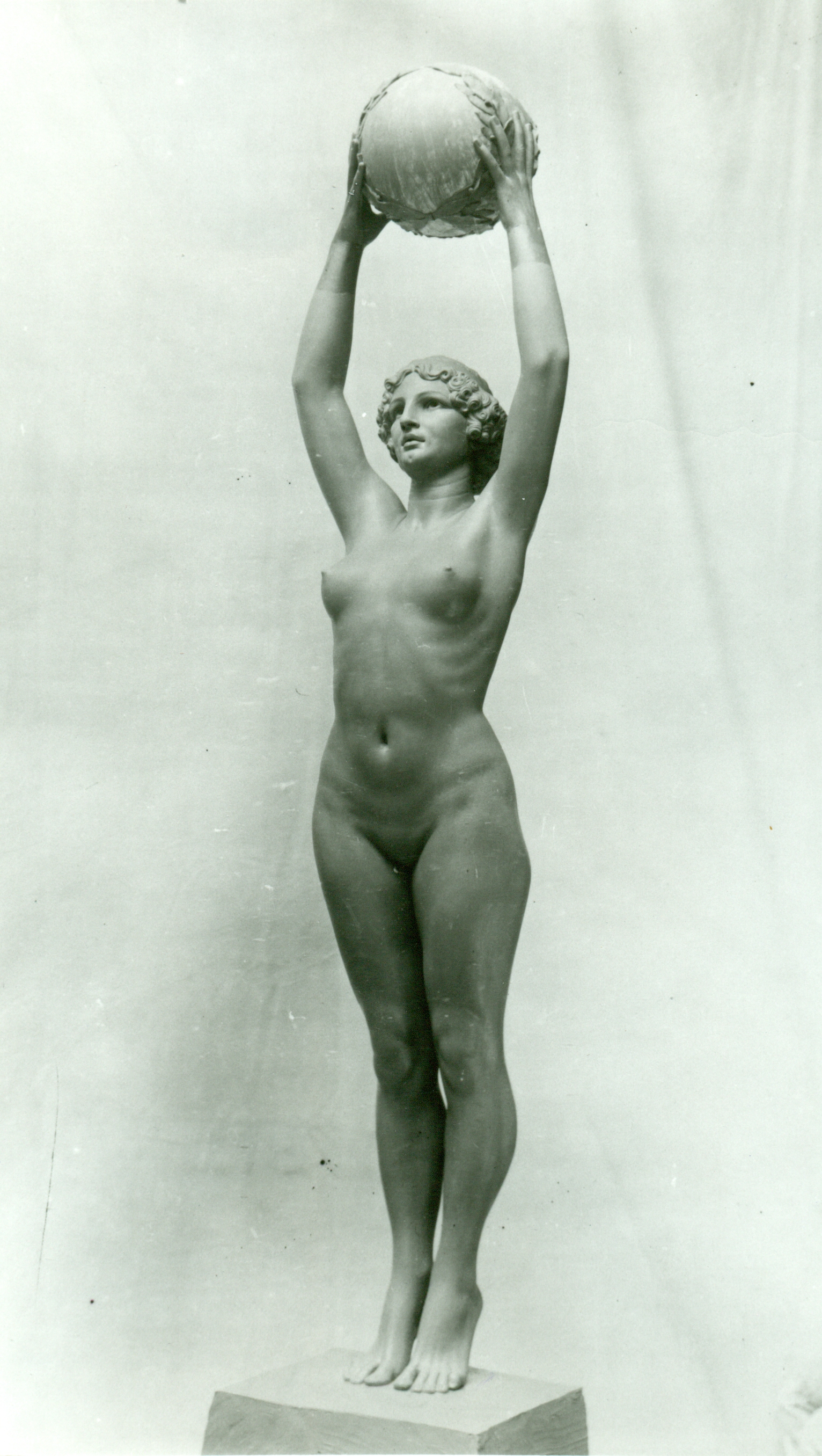 Nudo femminile con globo, Figura femminile (scultura, opera isolata) di Hendrik Christian Andersen (prima metà XX)