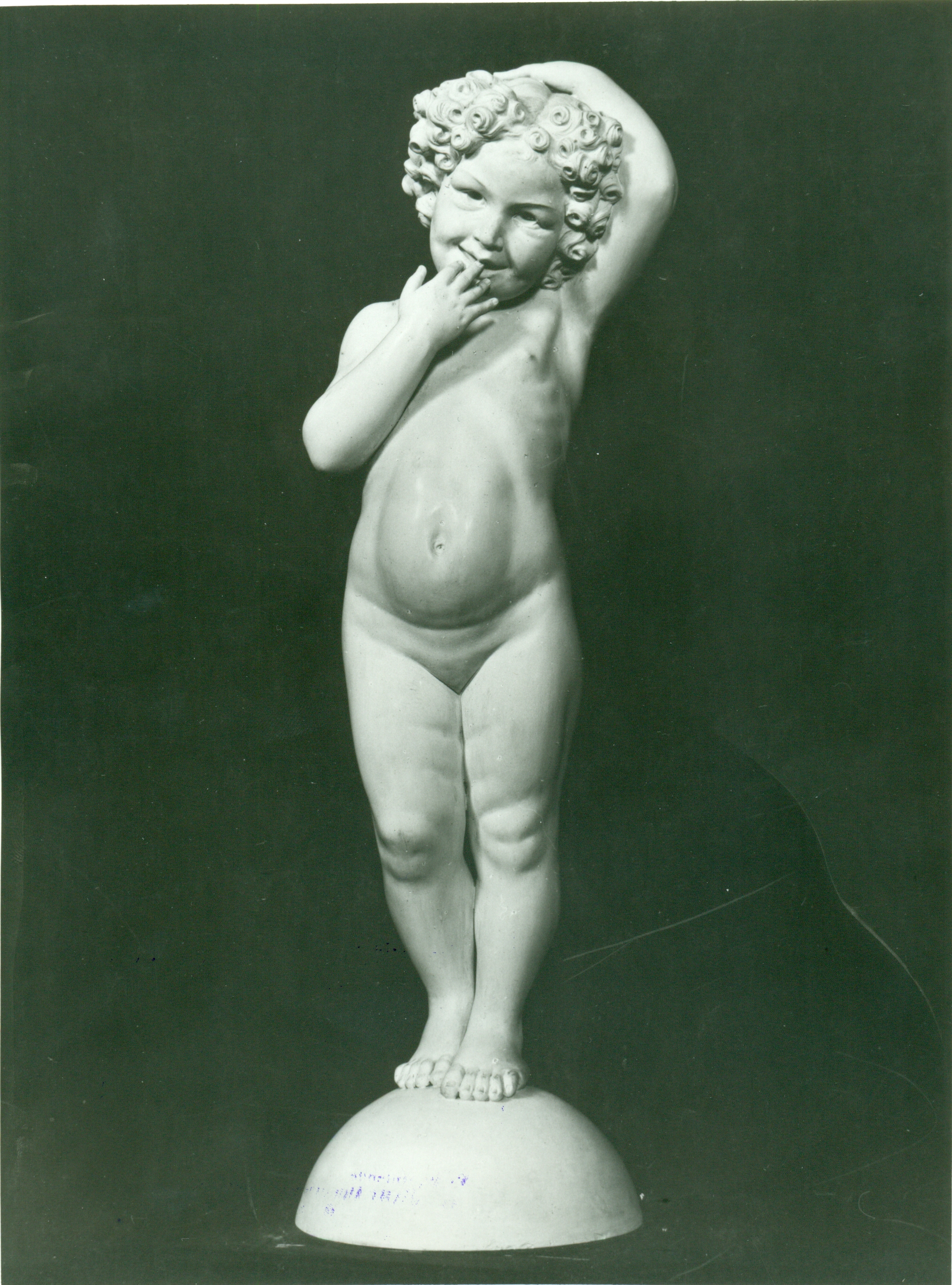 Nudino di bimba in piedi su semisfera, Figura di bambina (statua, opera isolata) di Hendrik Christian Andersen (prima metà XX)